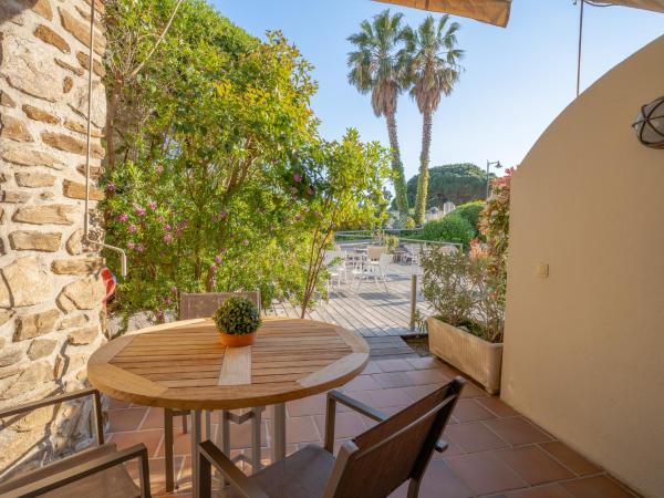 Hotel Le Grand Pavois : photo 2 de la chambre chambre familiale - vue sur jardin