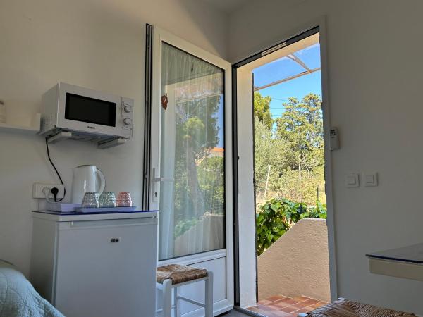 Hotel Punta e Mare des Chambres ou Appartements T2 : photo 10 de la chambre chambre quadruple - vue sur jardin