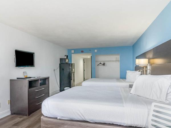 Sun N Sand Resort : photo 2 de la chambre hébergement premier avec 2 lits queen-size et fenêtre - côté océan