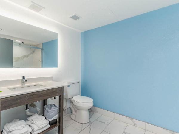 Sun N Sand Resort : photo 3 de la chambre hébergement premier avec 2 lits queen-size et fenêtre - vue sur océan