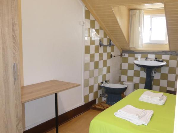 Pensão Santa Cruz : photo 6 de la chambre chambre double avec salle de bains commune
