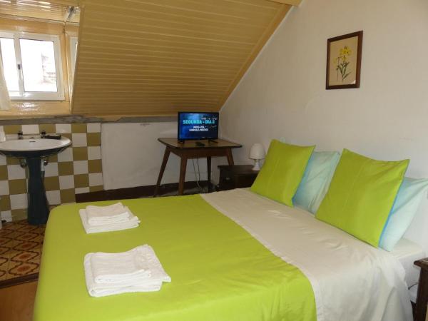 Pensão Santa Cruz : photo 3 de la chambre chambre double avec salle de bains commune