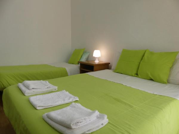 Pensão Santa Cruz : photo 3 de la chambre chambre triple avec salle de bains privative