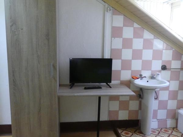 Pensão Santa Cruz : photo 7 de la chambre chambre triple avec salle de bains commune