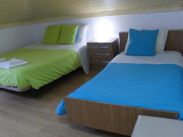 Pensão Santa Cruz : photo 1 de la chambre chambre triple avec salle de bains commune