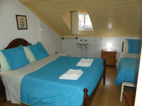 Pensão Santa Cruz : photo 4 de la chambre chambre triple avec salle de bains commune