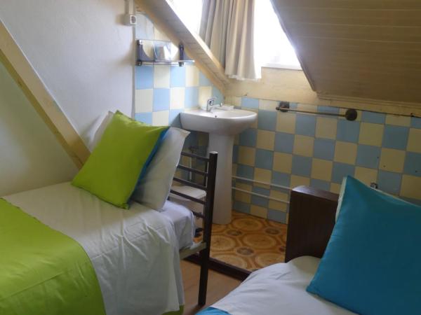 Pensão Santa Cruz : photo 1 de la chambre chambre lits jumeaux avec toilettes communes