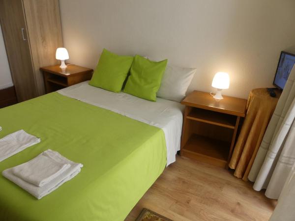Pensão Santa Cruz : photo 10 de la chambre chambre double avec salle de bains commune