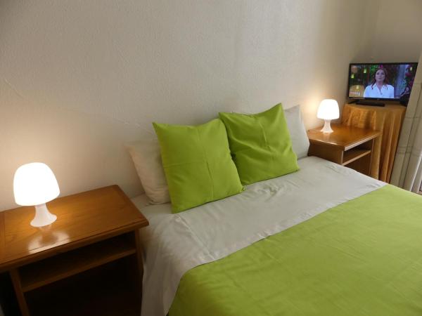 Pensão Santa Cruz : photo 8 de la chambre chambre double avec salle de bains commune