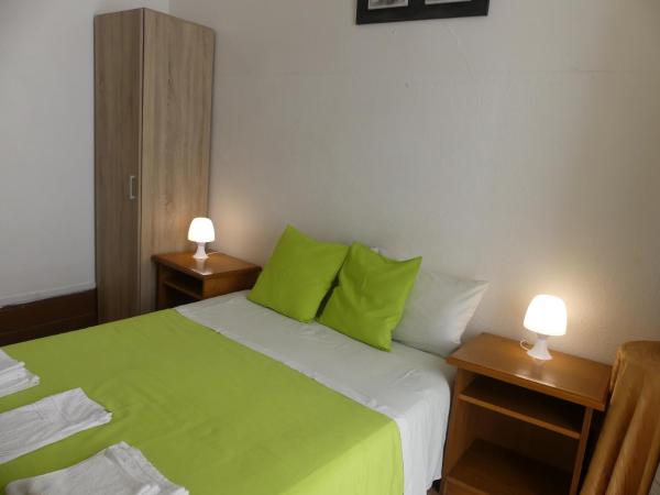 Pensão Santa Cruz : photo 7 de la chambre chambre double avec salle de bains commune