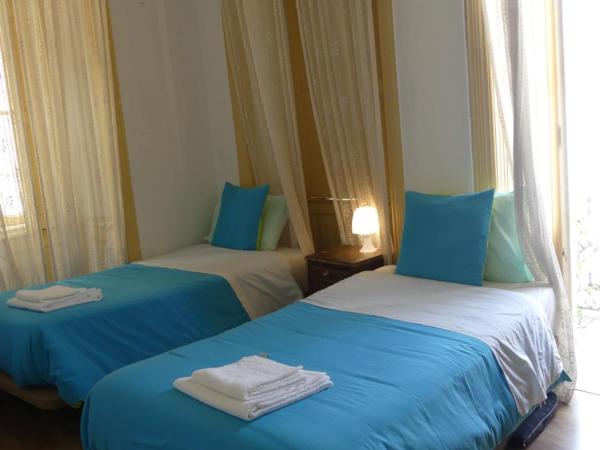 Pensão Santa Cruz : photo 4 de la chambre chambre quadruple avec salle de bains privative