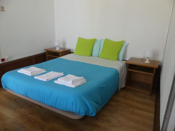 Pensão Santa Cruz : photo 10 de la chambre chambre quadruple avec salle de bains privative