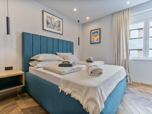 West Coast Deluxe Rooms - Vacation Rental : photo 10 de la chambre suite familiale avec balcon