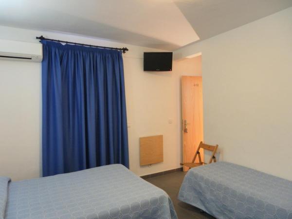 Hostal L'Alba : photo 3 de la chambre chambre familiale avec terrasse 