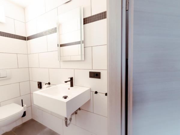 Restaurant und Pension Alberthafen : photo 9 de la chambre chambre double avec salle de bains privative