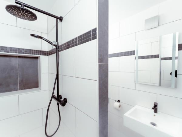 Restaurant und Pension Alberthafen : photo 8 de la chambre chambre double avec salle de bains privative