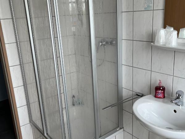 Restaurant und Pension Alberthafen : photo 4 de la chambre chambre quadruple avec salle de bains privative