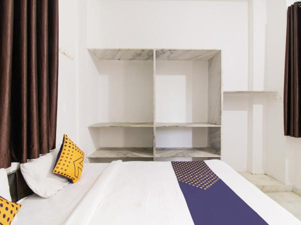 SPOT ON Namaste Guest House : photo 10 de la chambre chambre triple avec salle de bains