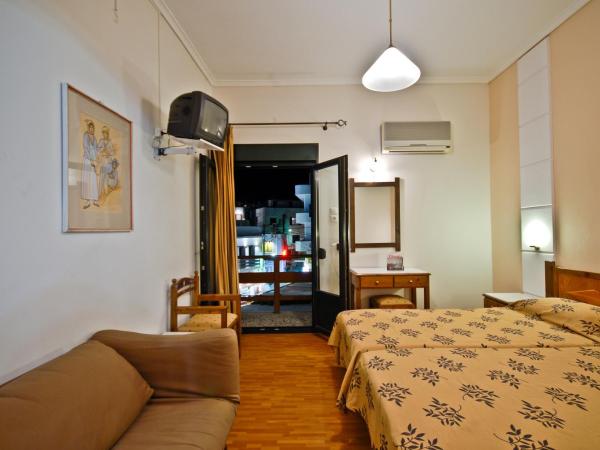 Hotel Coronis : photo 4 de la chambre chambre lits jumeaux avec canapé-lit et vue sur ville