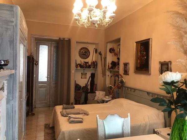 APARTMENT VINTAGE MUSEUM : photo 1 de la chambre chambre double avec salle de bains commune