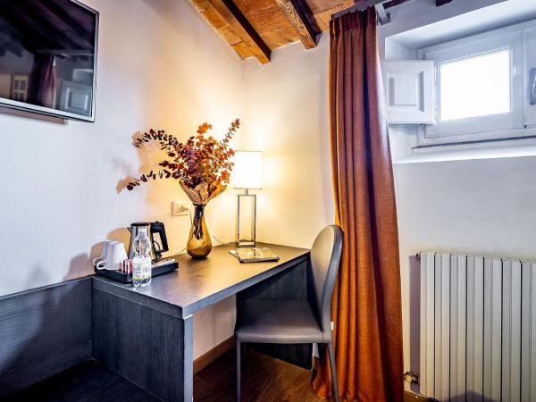 Martelli 6 Suite & Apartments : photo 4 de la chambre chambre double ou lits jumeaux mansardée