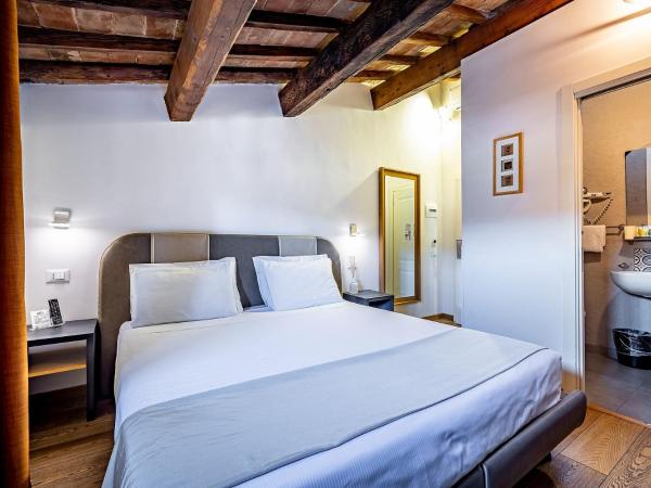 Martelli 6 Suite & Apartments : photo 2 de la chambre chambre double ou lits jumeaux mansardée