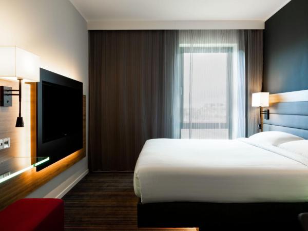 Moxy Glasgow SEC : photo 1 de la chambre chambre familiale lit queen-size avec canapé-lit