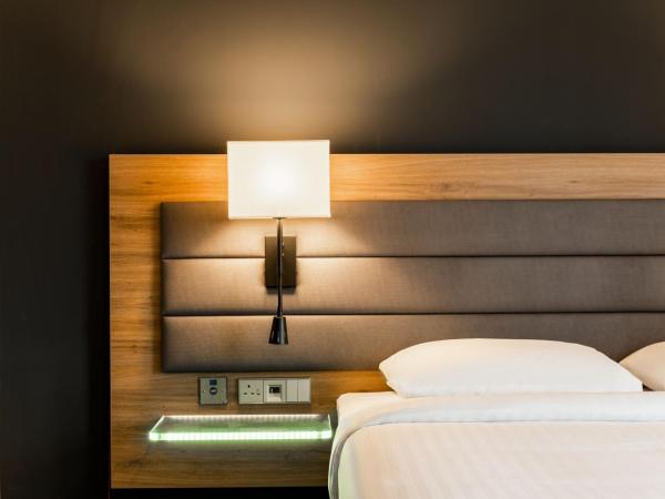 Moxy Glasgow SEC : photo 8 de la chambre chambre familiale lit queen-size avec canapé-lit