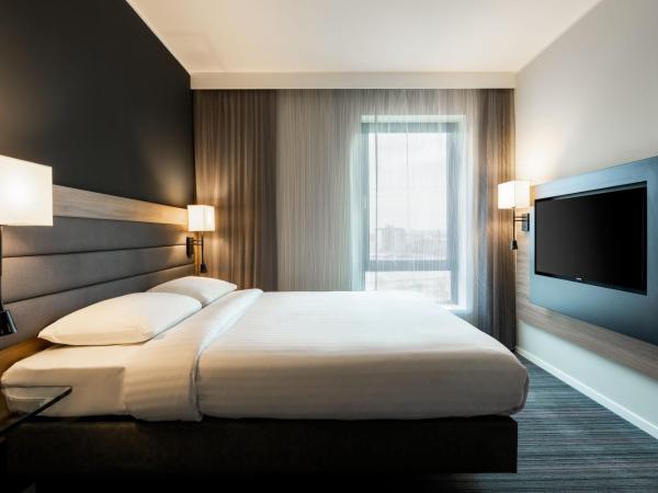 Moxy Glasgow SEC : photo 6 de la chambre chambre familiale lit queen-size avec canapé-lit