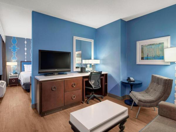 Fairfield Inn and Suites Chicago Downtown/ Magnificent Mile : photo 2 de la chambre suite lit king-size avec canapé-lit