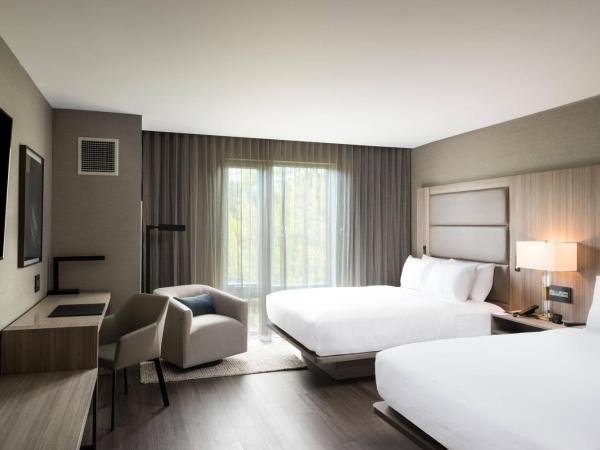 AC Hotel by Marriott Boston Cleveland Circle : photo 1 de la chambre chambre double avec lit queen-size
