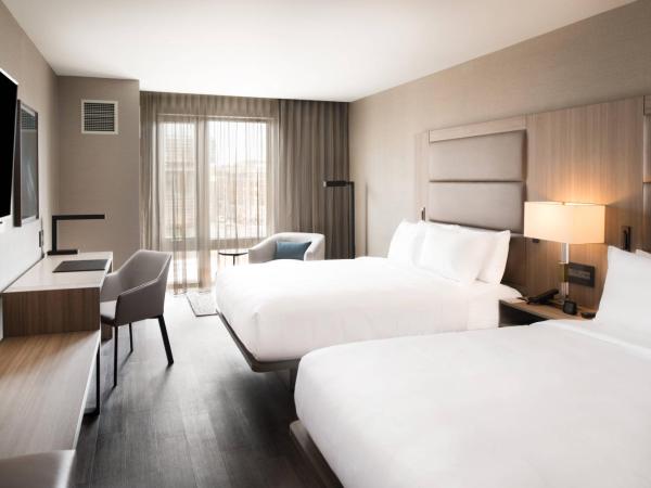 AC Hotel by Marriott Boston Cleveland Circle : photo 2 de la chambre chambre double avec lit queen-size