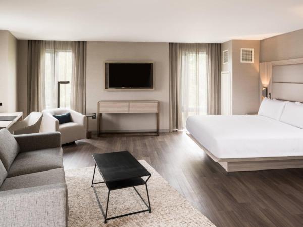AC Hotel by Marriott Boston Cleveland Circle : photo 2 de la chambre chambre lit king-size avec canapé-lit