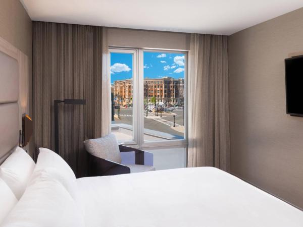 AC Hotel by Marriott Boston Cleveland Circle : photo 4 de la chambre suite 1 chambre lit king-size avec canapé-lit