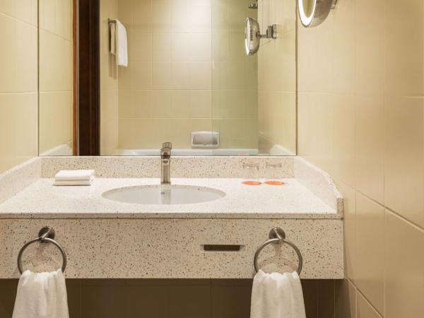 Le Meridien Fairway : photo 8 de la chambre chambre deluxe - accès/transferts gratuits espace piscine meridien dubai hotel & conference, 30 % de réduction tous bar/restaurants