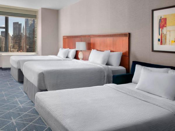 Courtyard New York Manhattan/Midtown East : photo 1 de la chambre chambre avec 2 lits queen-size et canapé-lit