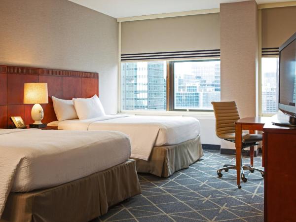 Courtyard New York Manhattan/Midtown East : photo 1 de la chambre chambre avec 2 grands lits queen-size