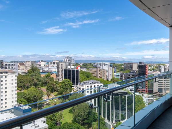 Four Points by Sheraton Auckland : photo 6 de la chambre studio lit king-size avec balcon - vue sur ville