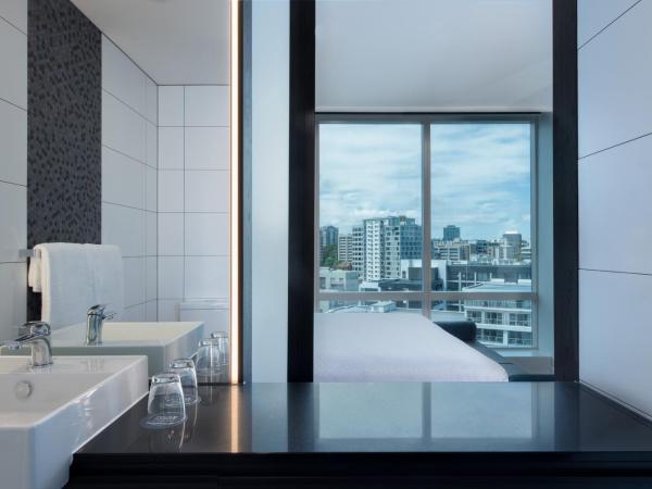 Four Points by Sheraton Auckland : photo 8 de la chambre studio lit king-size avec balcon - vue sur ville