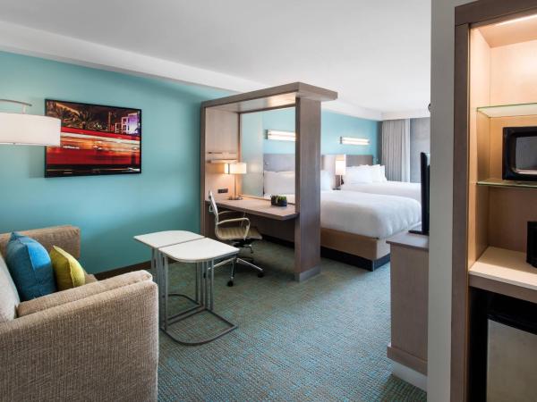 SpringHill Suites by Marriott San Diego Downtown/Bayfront : photo 1 de la chambre suite avec 2 lits queen-size et canapé-lit