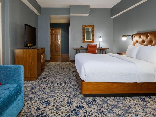 Four Points by Sheraton Louisville Airport : photo 1 de la chambre suite avec 2 lits queen-size et canapé-lit