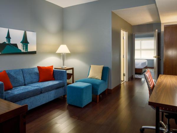 Four Points by Sheraton Louisville Airport : photo 3 de la chambre suite 1 chambre avec 1 lit king-size et canapé-lit