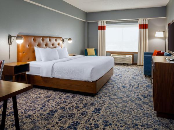 Four Points by Sheraton Louisville Airport : photo 4 de la chambre suite avec 2 lits queen-size et canapé-lit
