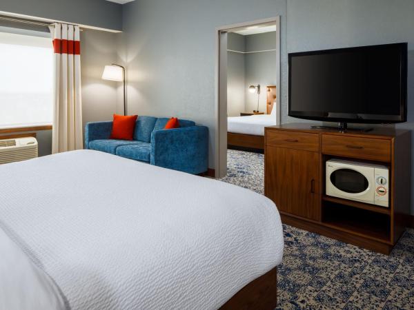 Four Points by Sheraton Louisville Airport : photo 5 de la chambre suite avec 2 lits queen-size et canapé-lit
