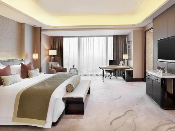The St. Regis Shenzhen : photo 1 de la chambre chambre fortune avec lit king-size - vue sur ville et horizon