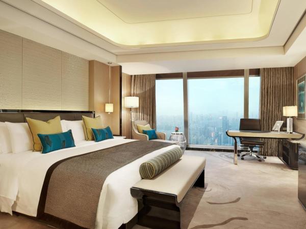 The St. Regis Shenzhen : photo 2 de la chambre grande chambre avec lit king-size - vue sur ville et horizon