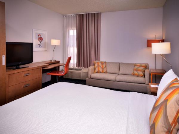 Fairfield Inn Las Vegas Convention Center : photo 3 de la chambre chambre avec lit king-size et canapé-lit 