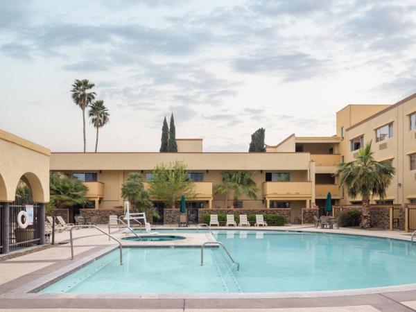 La Quinta by Wyndham Tucson - Reid Park : photo 1 de la chambre chambre lit king-size deluxe - vue sur piscine - non-fumeurs