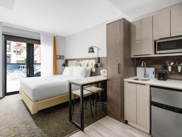 TownePlace Suites by Marriott New York Manhattan/Chelsea : photo 3 de la chambre studio lit king-size avec terrasse - vue sur cour