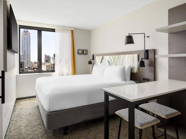 TownePlace Suites by Marriott New York Manhattan/Chelsea : photo 1 de la chambre studio lit king-size avec kitchenette - vue sur ville
